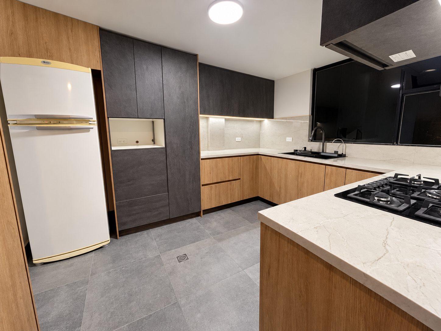 Cocina contemporánea bajo luz nocturna-1