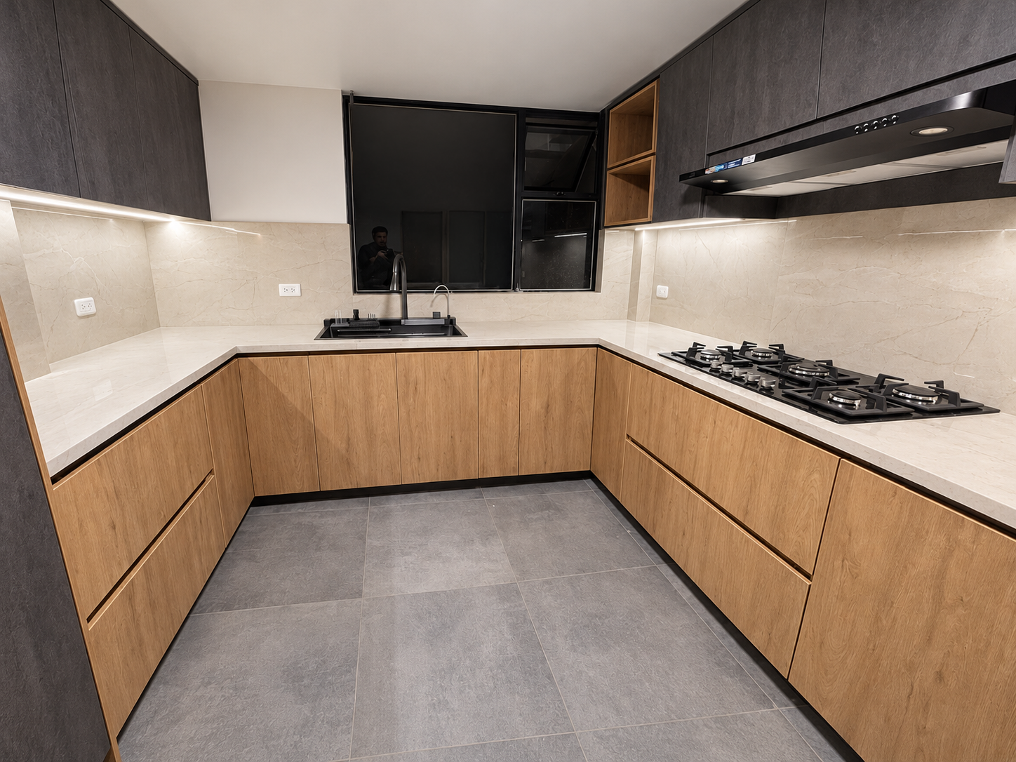 Cocina nocturna de roble y grafito-3